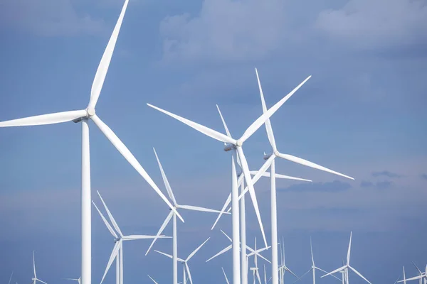 Bliska turbin wiatrowych w błękitne niebo — Zdjęcie stockowe