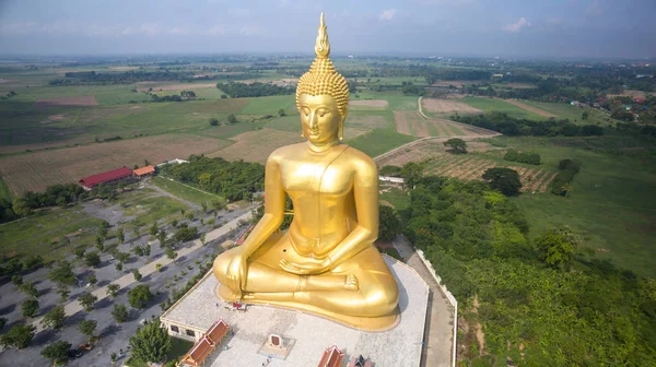 Luchtfoto van grote Boeddhabeeld in Wat Muang, thailand — Stockfoto