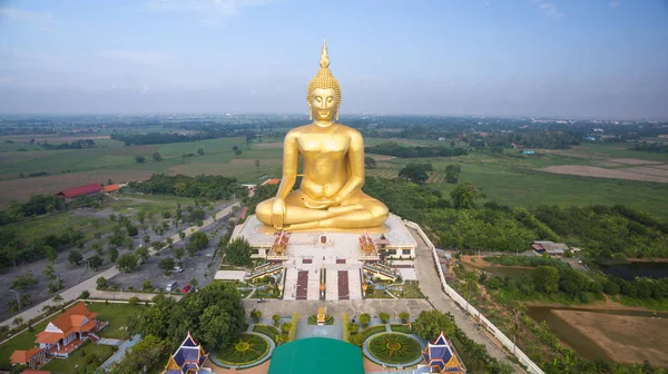 Luchtfoto van grote Boeddhabeeld in Wat Muang, thailand — Stockfoto