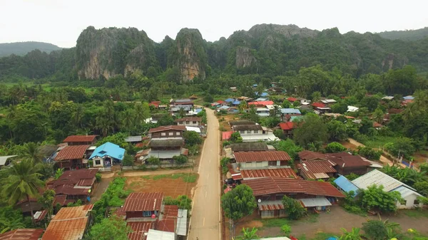 Vesnice s vápencovými horami v Noen Růžena v Thajsku — Stock fotografie