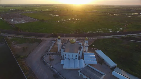 Vedere aeriană a moscheii islamice la apus de soare — Fotografie, imagine de stoc