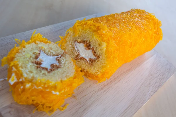 Tarta tailandesa de carne dulce hecha de yema de huevo sobre mesa de madera . — Foto de Stock