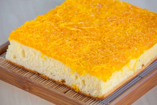 Tarta tailandesa de carne dulce hecha de yema de huevo sobre mesa de madera . — Foto de Stock