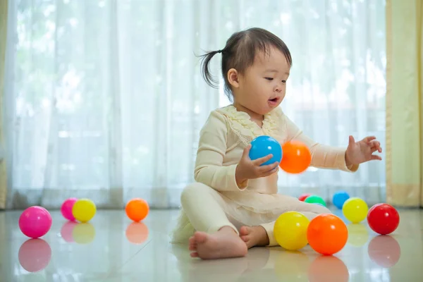 Portrait de petite fille asiatique à la maison — Photo