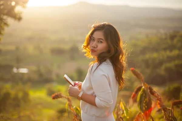 Asiatische schöne Mädchen lächelt glücklich auf warmen Sonnenschein — Stockfoto