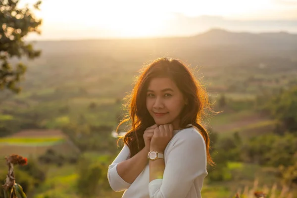 Asiático hermosa chica sonriendo feliz en caliente sol —  Fotos de Stock