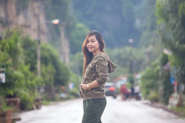Retrato de hermosa mujer joven asiática cerca de la carretera — Foto de Stock