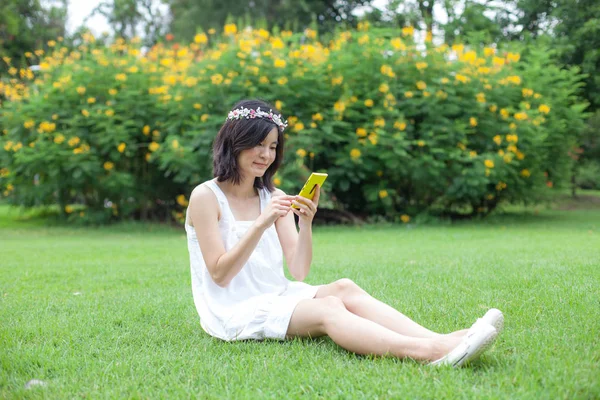 Vrouw met behulp van mobiele slimme telefoon — Stockfoto