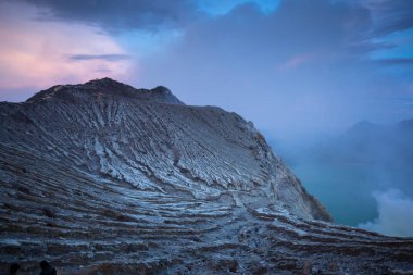 Mount Kawah Ijen'de volkan Doğu Java, Endonezya gündoğumu sırasında.