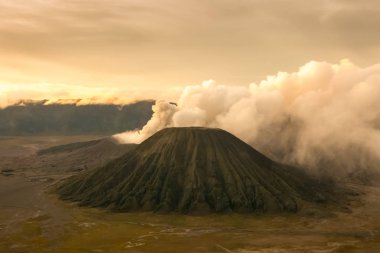 Doğu Java, Endonezya gündoğumu sırasında Mount Bromo yanardağ.