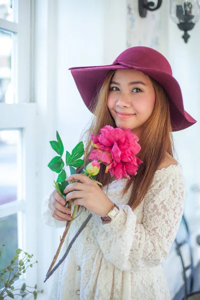 Hermosa joven asiática mujer disfrutando de la frescura —  Fotos de Stock