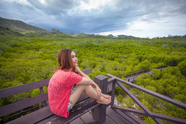 Bela jovem ásia mulher no montanhas no um prado — Fotografia de Stock