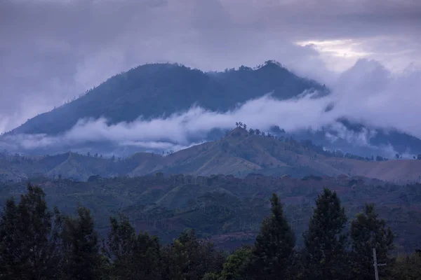 Mount Kawah Ijen vulkán alatt napkelte a Kelet-Jáva, Indonézia. — Stock Fotó