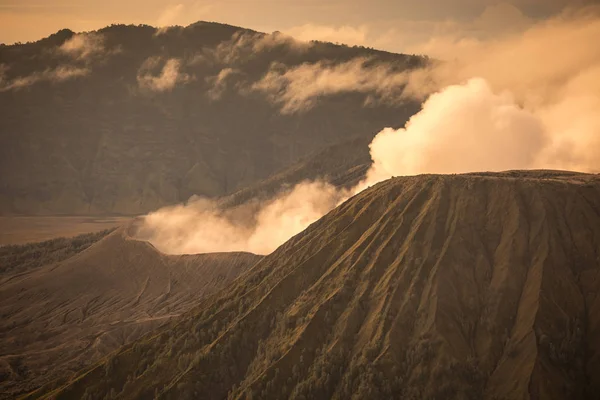 Vulcão Mount Bromo durante o nascer do sol em Java Oriental, Indonésia . — Fotografia de Stock