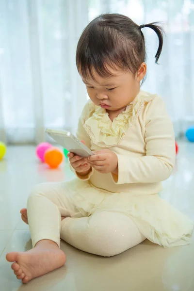 Portrait de jolie asiatique petite fille parler sur téléphone mobile — Photo