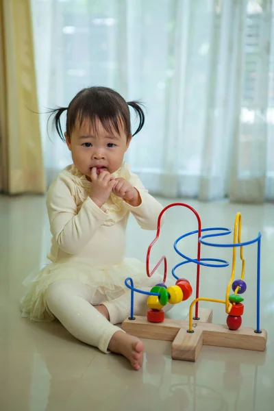 Potret gadis asia kecil di rumah — Stok Foto