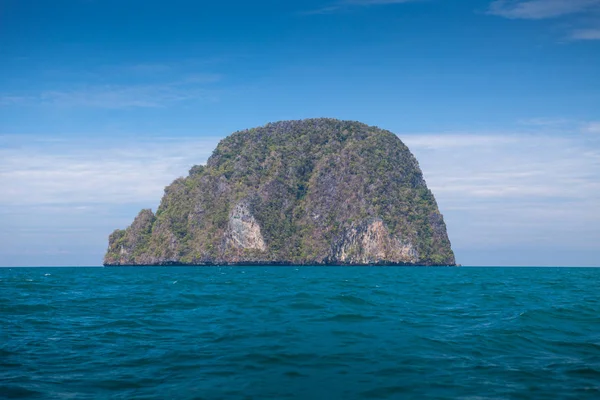 美丽的热带海滩与大石头和蓝蓝的天空 — 图库照片