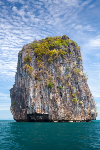 大きな石と青い空と美しい熱帯ビーチ — ストック写真