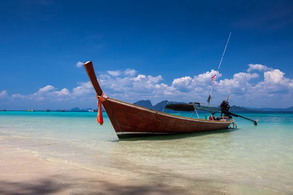 Boot op de zee in het zuiden van Thailand Trang — Stockfoto