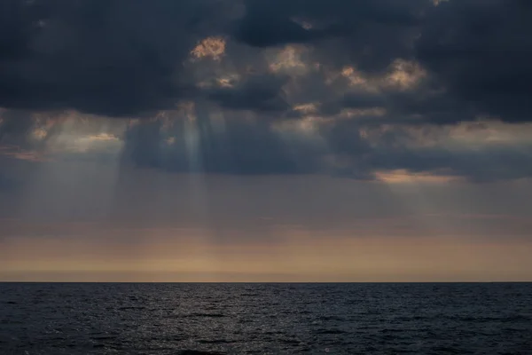 Stormachtige wolken boven donkere Oceaan in thailand — Stockfoto