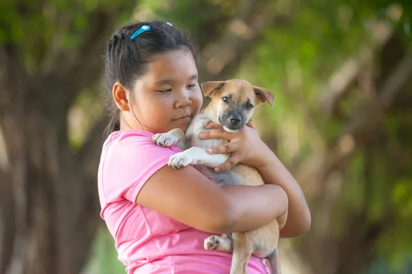 Piccole ragazze asiatiche e cucciolo in giardino — Foto Stock