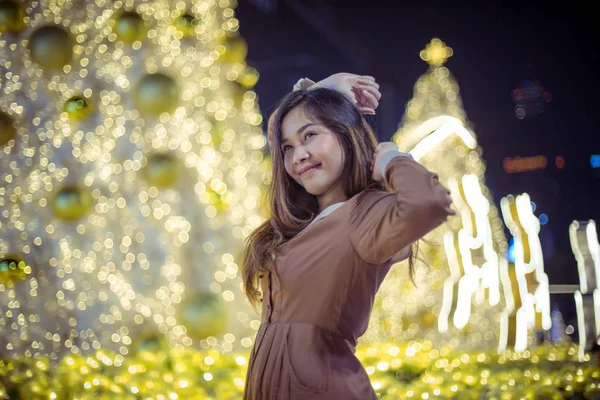 Retrato de mujer asiática, al aire libre en la noche — Foto de Stock