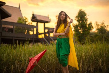 Taylandlı kadın ile geleneksel tarzı giyinme