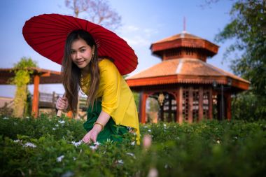 Taylandlı kadın ile geleneksel tarzı giyinme