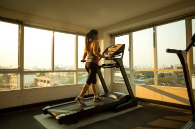 bir koşu bandı üzerinde egzersiz kadın