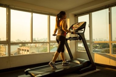 bir koşu bandı üzerinde egzersiz kadın