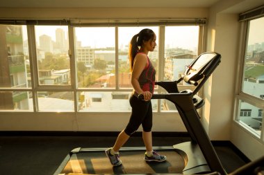 bir koşu bandı üzerinde egzersiz kadın