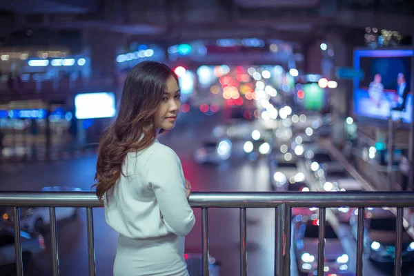 รูปภาพของผู้หญิงเอเชีย กลางแจ้งตอนกลางคืน . — ภาพถ่ายสต็อก