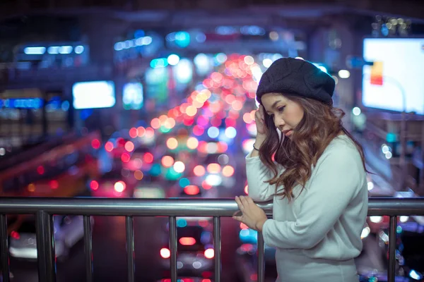 Porträt einer einsamen asiatischen Frau, draußen in der Nacht — Stockfoto