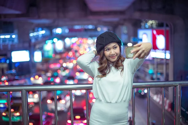 Feliz asiático mulher tomando selfie alegre e feliz sorrindo — Fotografia de Stock