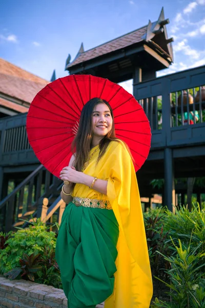 Mujer tailandesa vestirse con estilo tradicional —  Fotos de Stock