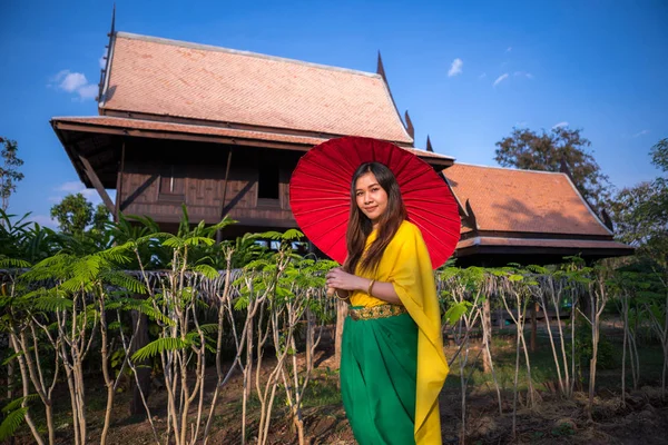 Mujer tailandesa vestirse con estilo tradicional —  Fotos de Stock