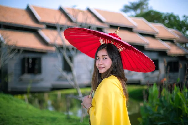 Mujer tailandesa vestirse con estilo tradicional — Foto de Stock
