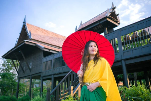 Mulher tailandesa vestir-se com estilo tradicional — Fotografia de Stock