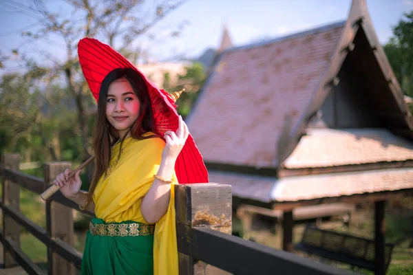 Thaise vrouw dressing met traditionele stijl — Stockfoto