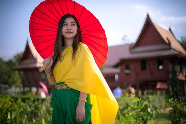 Thaise vrouw dressing met traditionele stijl — Stockfoto