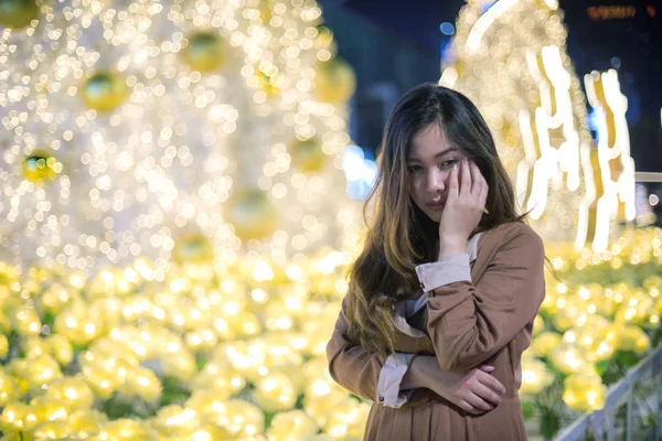 Retrato de solitário ásia mulher ao ar livre no noite — Fotografia de Stock