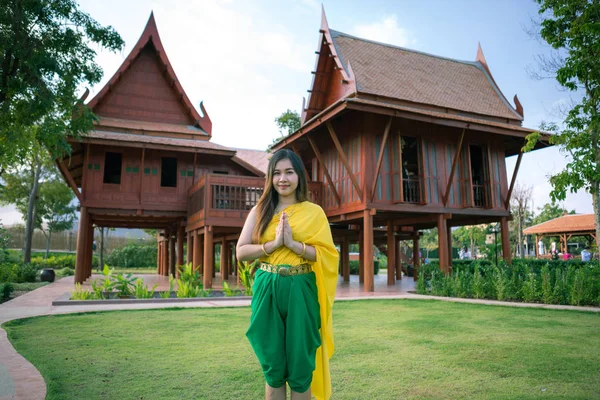 Mulher tailandesa vestir-se com estilo tradicional — Fotografia de Stock