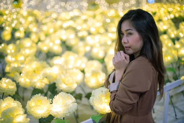 Porträt einer einsamen asiatischen Frau, draußen in der Nacht — Stockfoto