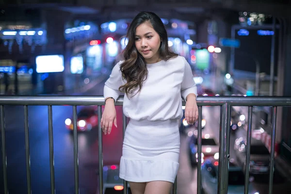 Solitario asiatico donna all'aperto in notte — Foto Stock
