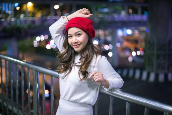 Aziatische vrouw, buiten in de nacht. — Stockfoto