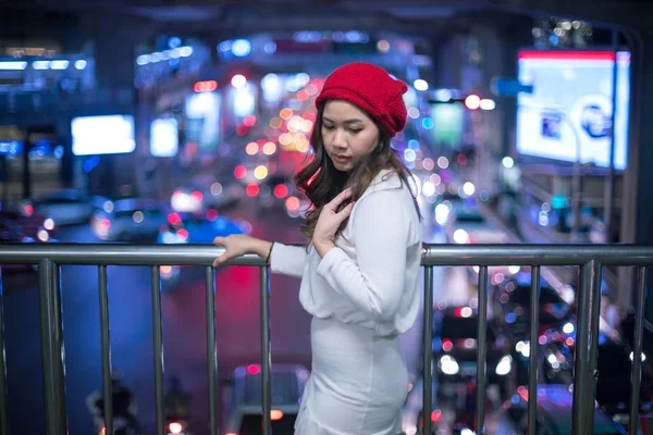 Einsame asiatische Frau, draußen in der Nacht — Stockfoto