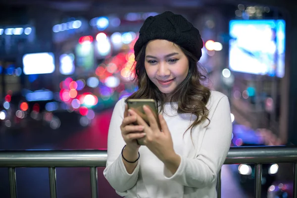 Außenporträt der schönen jungen asiatischen Frau — Stockfoto