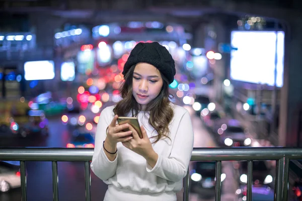 Outdoor Portret van mooie jonge Aziatische vrouw — Stockfoto