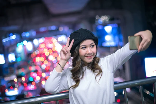 Happy Asijské žena selfie radostný a šťastný úsměv — Stock fotografie