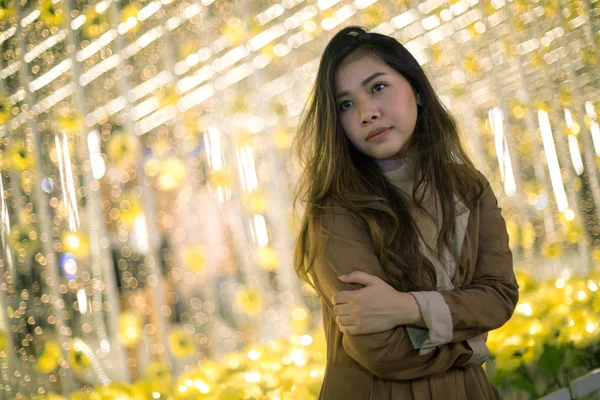 Retrato de mujer asiática solitaria, al aire libre en la noche —  Fotos de Stock